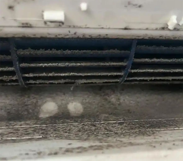武功空调吹的风有股烧焦味是怎么回事